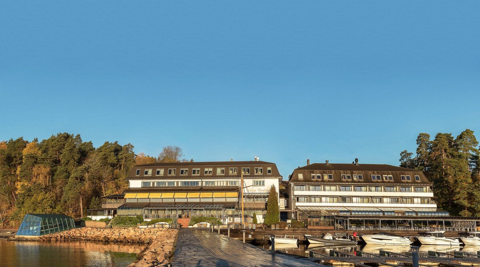 En bild på utsidan av Holmen Fjordhotell