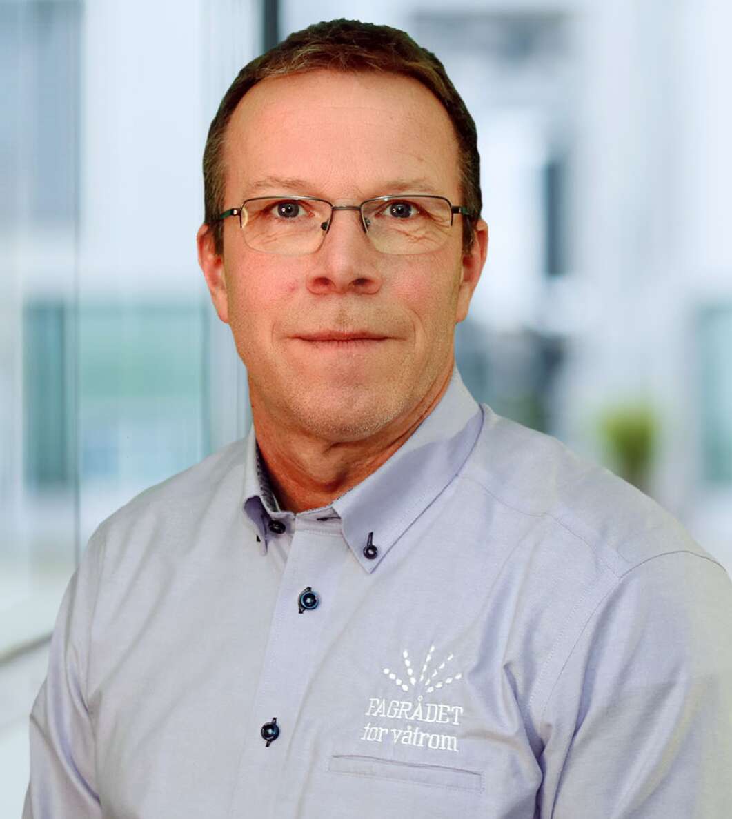 Man med mörkt hår och glasögon