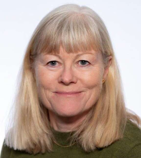 Leende blond kvinna med grön tröja