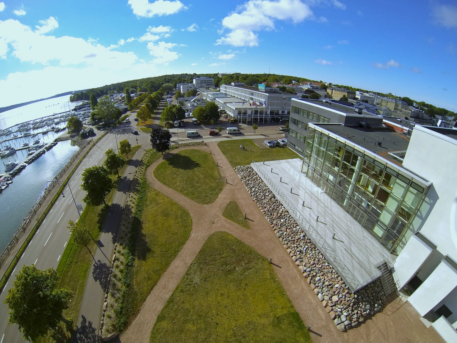 Flygbild av Alandica kongress byggnaden i Åland